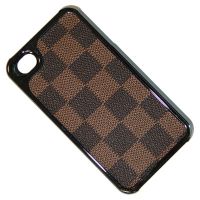 Чехол для Apple iPhone 4s пластиковый с кожзаменителем дизайн LV <коричневый> ― Nsk.OnlineBazar.su